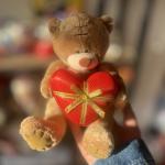 دب مع قلب احمر