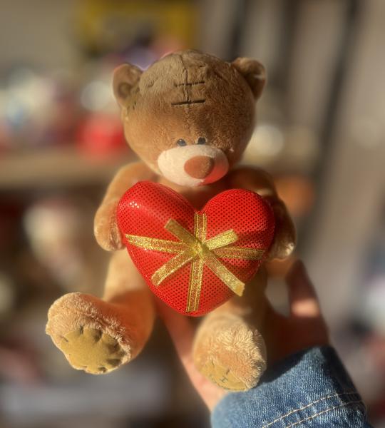 دب مع قلب احمر